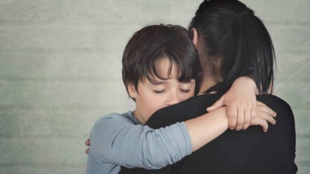 Tôi bật khóc đau đớn khi thấy những tấm ảnh trong phòng ngủ của con