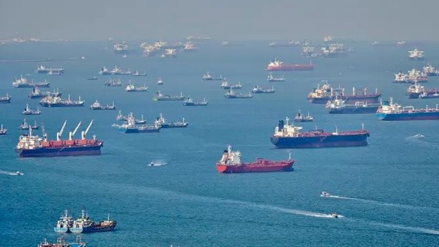 Đúng mùa cao điểm, tàu vận chuyển container lại đang 'đứng chơi' đầy bên ngoài các cảng châu Á - chuyện gì đang xảy ra?