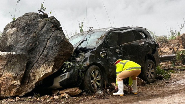 Clip TNGT: Toàn cảnh vụ sạt lở đất trên đèo Thung Khe khiến đất đá đè bẹp Ford Everest