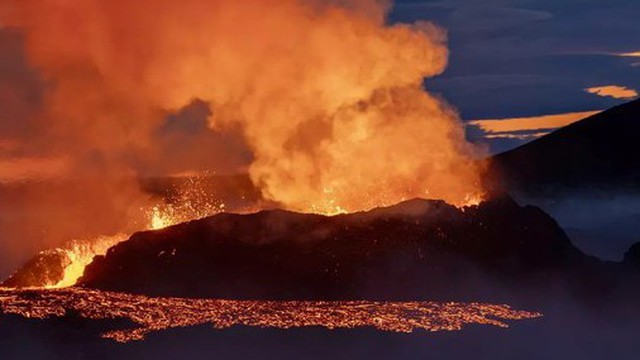 Núi lửa mới phun trào của Iceland hiện đang phun lốc xoáy