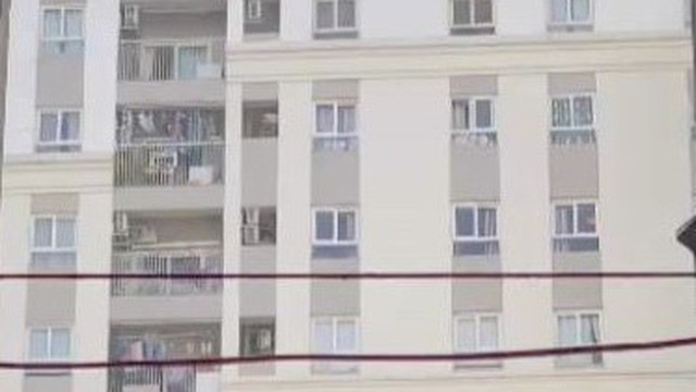Giải cứu 4 người trong vụ cháy căn hộ nghi do người "ngáo đá" đốt