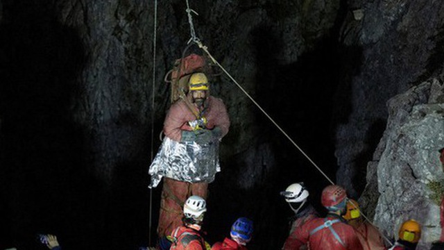 Giải cứu thành công nhà thám hiểm hang động mắc kẹt ở độ sâu 1.000 mét