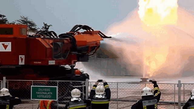 ‘Chiến thần’ xe cứu hỏa mạnh nhất thế giới: 'Con lai' của xe tăng và máy bay phản lực, nước phun khỏi vòi nhanh hơn tốc độ âm thanh, ngọn lửa cao hơn 91 mét vẫn dập tắt dễ dàng