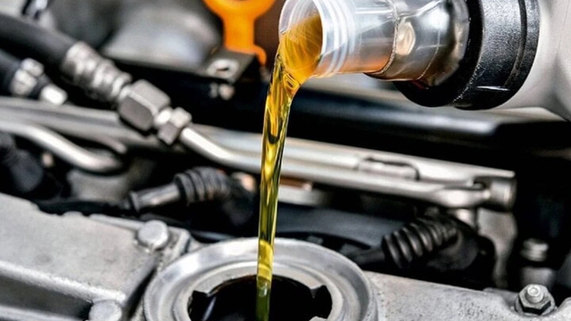 Những tác hại khi đổ dư dầu động cơ xe ô tô