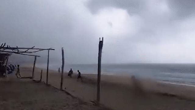 Nữ du khách bị sét đánh tử vong trên bãi biển du lịch nổi tiếng, camera vô tình ghi lại cảnh tượng ám ảnh