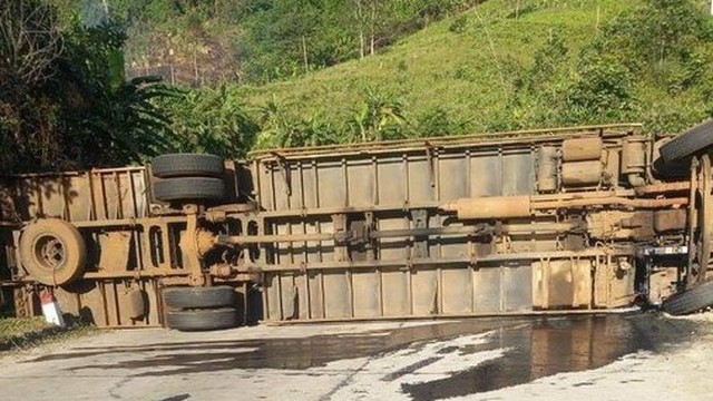 Quảng Nam: Xe tải lật trên đường Hồ Chí Minh, ba người thương vong