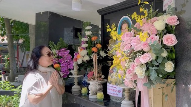 NSND Bạch Tuyết 78 tuổi cúi đầu trước mộ NSND Phùng Há: 'Con biết ơn má'