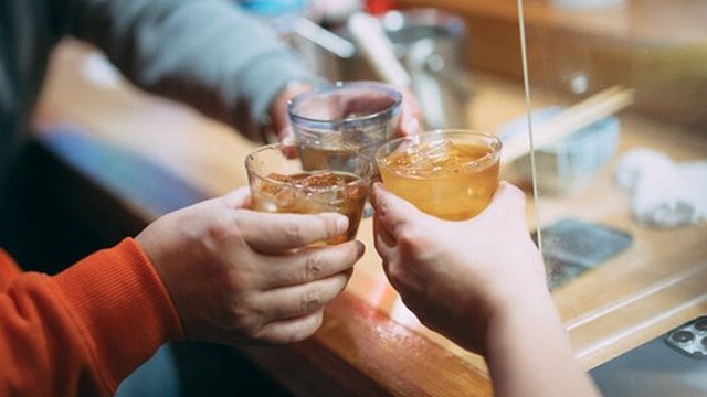 Bị sếp ép uống rượu, chàng trai gục bên bàn nhậu rồi tử vong