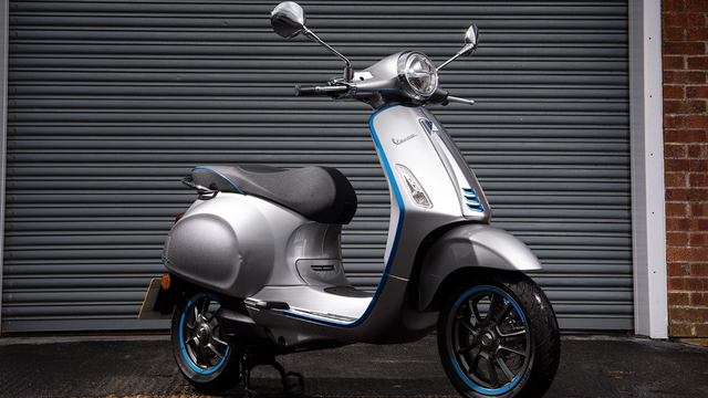 Xe máy điện đắt nhất của Vespa tại Việt Nam: Giá gần gấp 4 lần bản xăng, sạc đầy 4 giờ, đi 100km