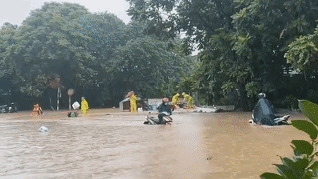 Sau trận mưa lớn, đại lộ Thăng Long ngập như sông, ùn tắc giao thông nhiều km