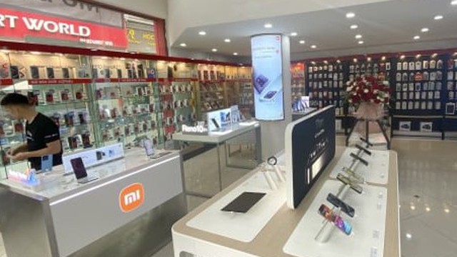 Hà Nội: Nhiều cửa hàng vắng hoe trong ngày đầu mở bán iPhone 15 ở Việt Nam