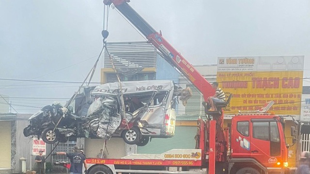 CLIP: Hiện trường vụ xe khách Thành Bưởi và ô tô 16 chỗ tông nhau khiến 9 người thương vong