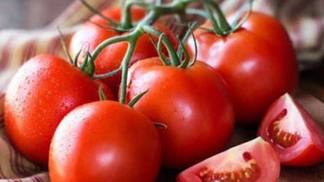 Có nên bỏ hạt và vỏ cà chua khi chế biến?