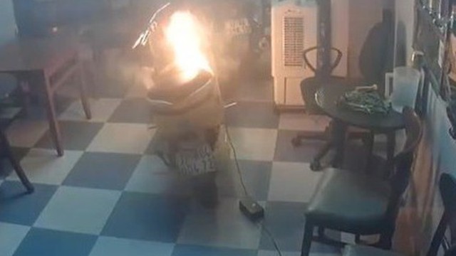 Khoảnh khắc xe máy điện bốc cháy khi đang sạc pin, suýt gây hỏa hoạn nghiêm trọng