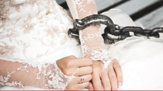 Dùng ảnh nhạy cảm để ép cưới, sau một năm, người đàn ông bị vợ kiện ra tòa