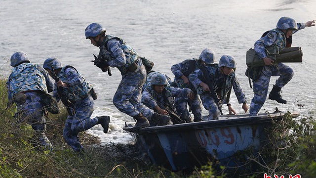 Thủy quân lục chiến hạm đội Nam Hải diễn tập đột kích chiếm đảo