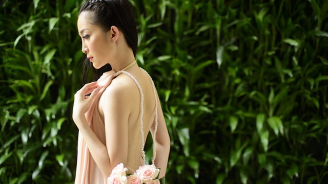 Linh Nga khoe lưng nuột nà