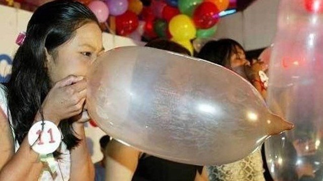 Thi mông đẹp, bụng đẹp và thổi... bao cao su