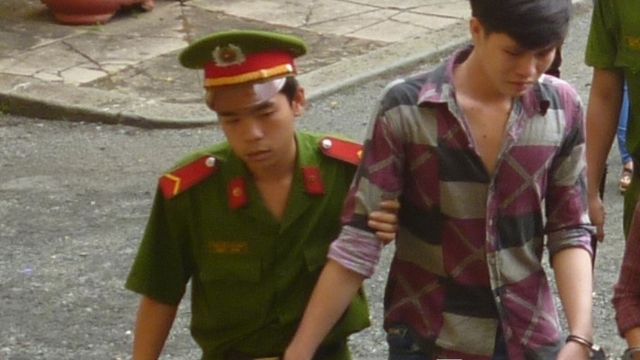 Đi tù vì theo bạn gái nhí vào nhà nghỉ