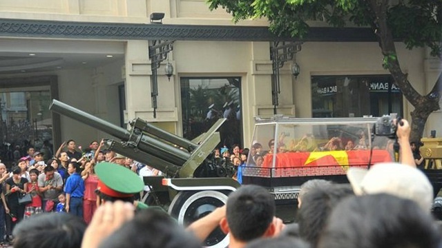 Clip xe chở linh cữu Đại tướng ra sân bay Nội Bài