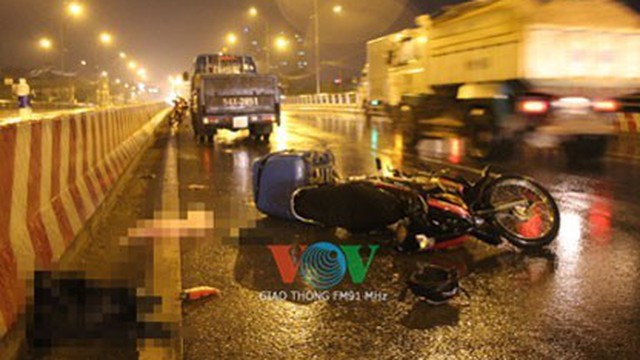 Nam thanh niên bị thương nặng nằm giữa đường trong đêm mưa