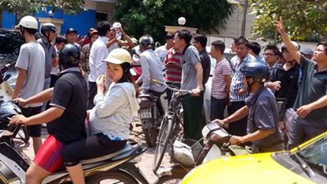 Đi chơi với bạn gái về, thiếu niên cầm tua-vít đâm chết người