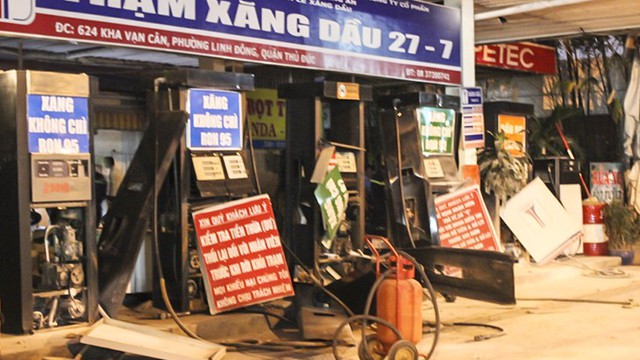 Nổ kinh hoàng ở trạm xăng, hàng trăm người chạy tán loạn