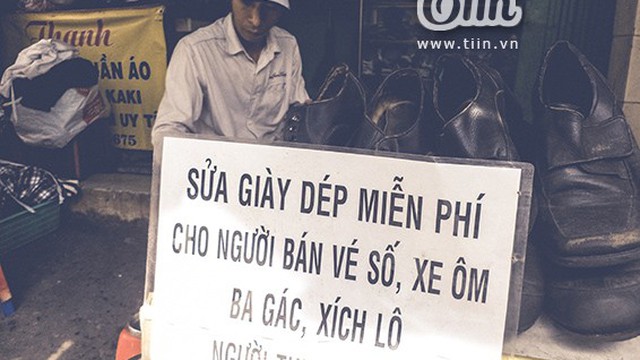 Gặp anh thợ sửa giày dép miễn phí cho người nghèo ở Sài Gòn