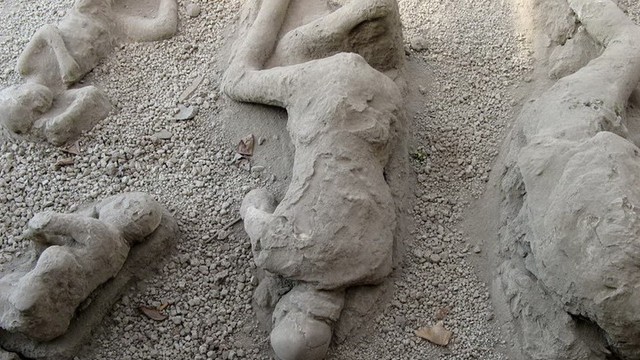 Những xác chết hóa đá  đầy ám ảnh tại Ý