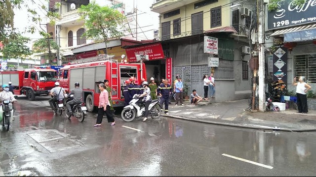 Cháy tại quán cà phê, nhiều người hoảng loạn bỏ chạy