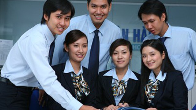 "Đọ sắc" cùng trang phục nhân viên ngân hàng