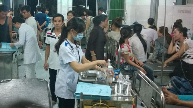 Gần 100 công nhân nhập viện cấp cứu sau bữa ăn tối