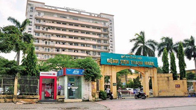 Nổ súng trước Bệnh viện Thanh Nhàn, dân hoảng sợ bỏ chạy