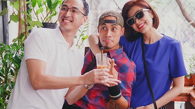 Hà Tăng thoải mái ôm vai bá cổ Phạm Anh Khoa