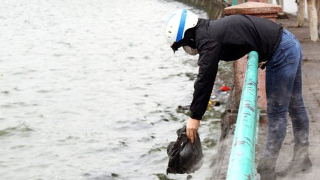 Sông, hồ thành "bãi rác" vì phóng sinh cá chép cho Táo quân
