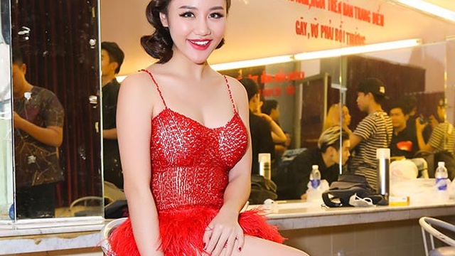 Văn Mai Hương mặc gợi cảm, tiết lộ lý do bỏ hát suốt 1 năm