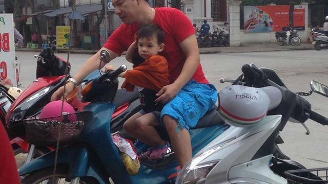 Quang Thắng chở con trai trên chiếc xe máy cũ gây chú ý