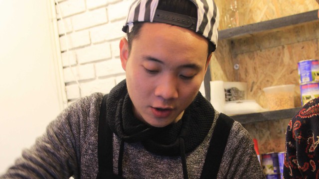 Justatee bán cafe kiếm tiền làm sô