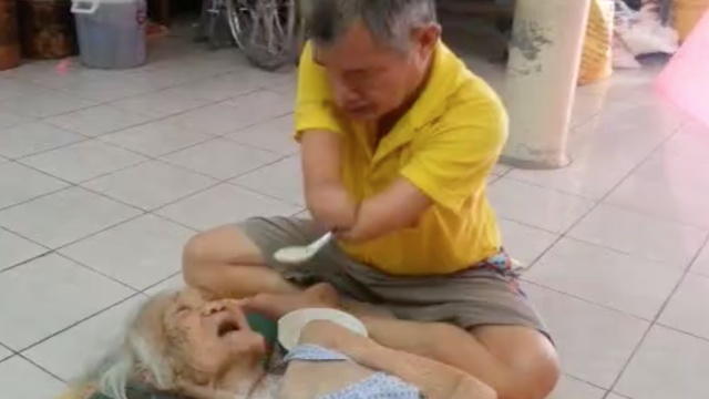Con trai tàn tật bón mớm mẹ già khiến người nhìn xót xa