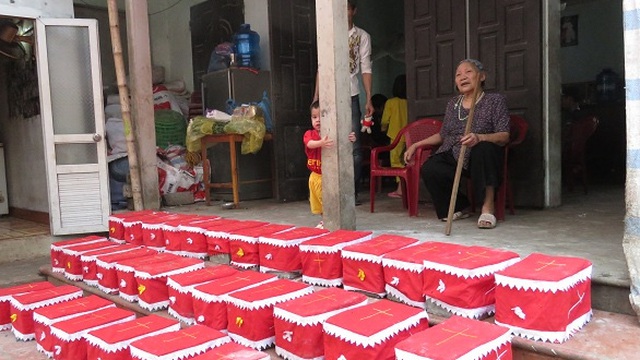 Hình ảnh gây "sốc" về đám tang cho hàng trăm hài nhi