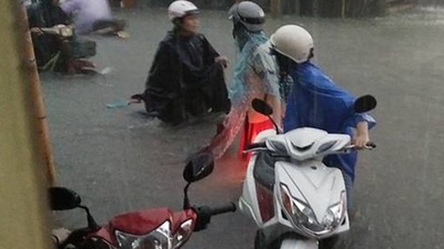 Người mẹ hớt hải lội nước ngập tìm con bị thất lạc trong trận mưa kinh hoàng ở Sài Gòn
