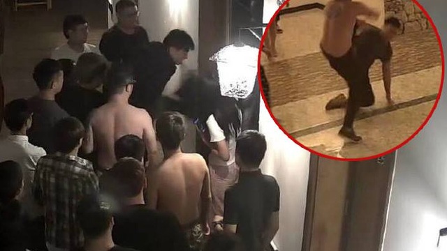 "Thân mật" gây tiếng ồn trong đêm, bị phòng bên cạnh gọi ra đánh