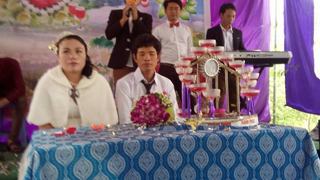 Đám cưới hot nhất ngày: Cô dâu 42 tuổi nặng 85kg, chú rể 22 tuổi nặng 45kg