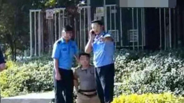 TQ: Dân lành bị trói nghiến, bắt quỳ trên phố vì "lỡ" chụp ảnh công an phạm luật