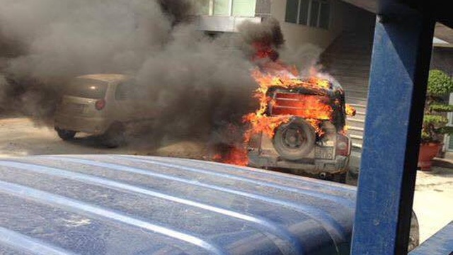 Clip: Xe ô tô Korando bốc cháy trơ khung trước cổng công an phường
