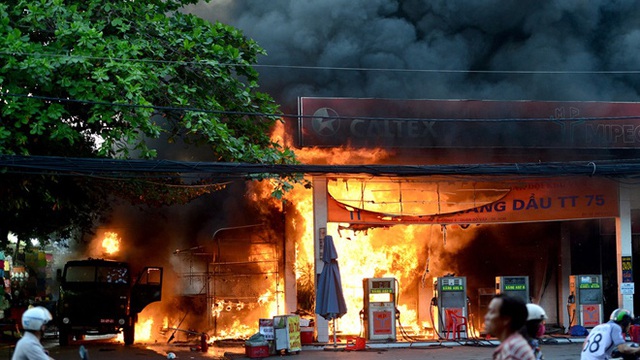 Hiện trường vụ cây xăng cháy lớn, nổ như bom ở Sài Gòn