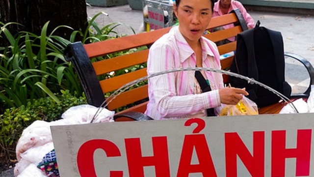 Chị bán bánh tráng trộn được yêu thích nhất ở hồ Con Rùa: "CHẢNH"nhưng cực dễ thương!