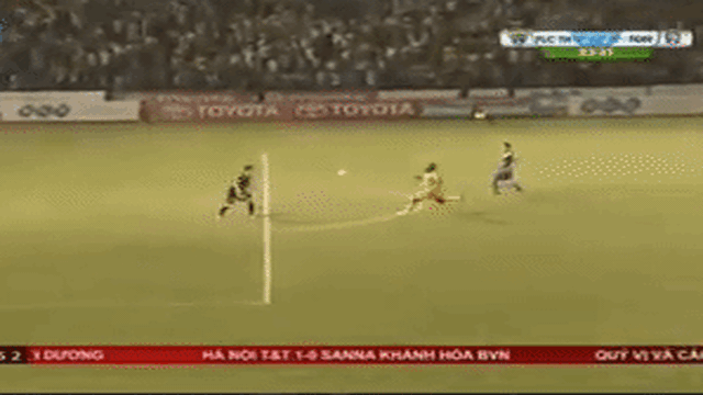 CLIP: Pha "biếu không" bàn thắng vô cùng kỳ lạ ở V-League