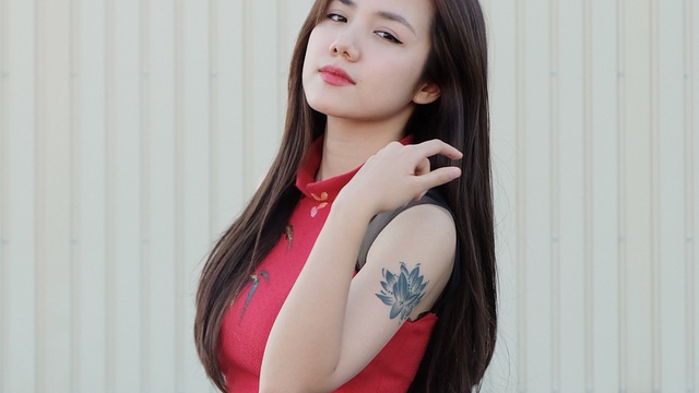 Em gái Phương Linh cá tính với áo dài cách điệu