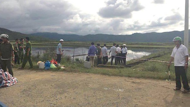 Thi thể phó chủ nhiệm quỹ tín dụng bị xe máy đè dưới mương nước